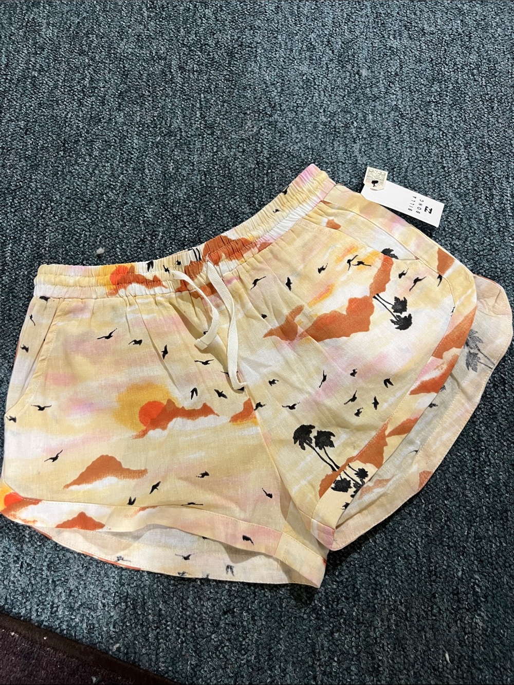 Billabong Peach and Orange Sunset Print Athletic Shorts linen medium beach
